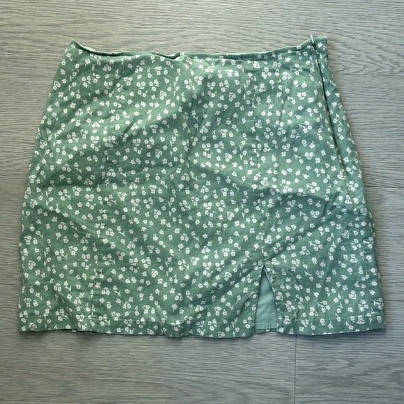Glassons green sage white floral mini skirt with slit - Picture 2 of 9